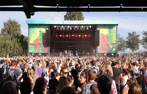 Publikum vor einer Festivalbühne